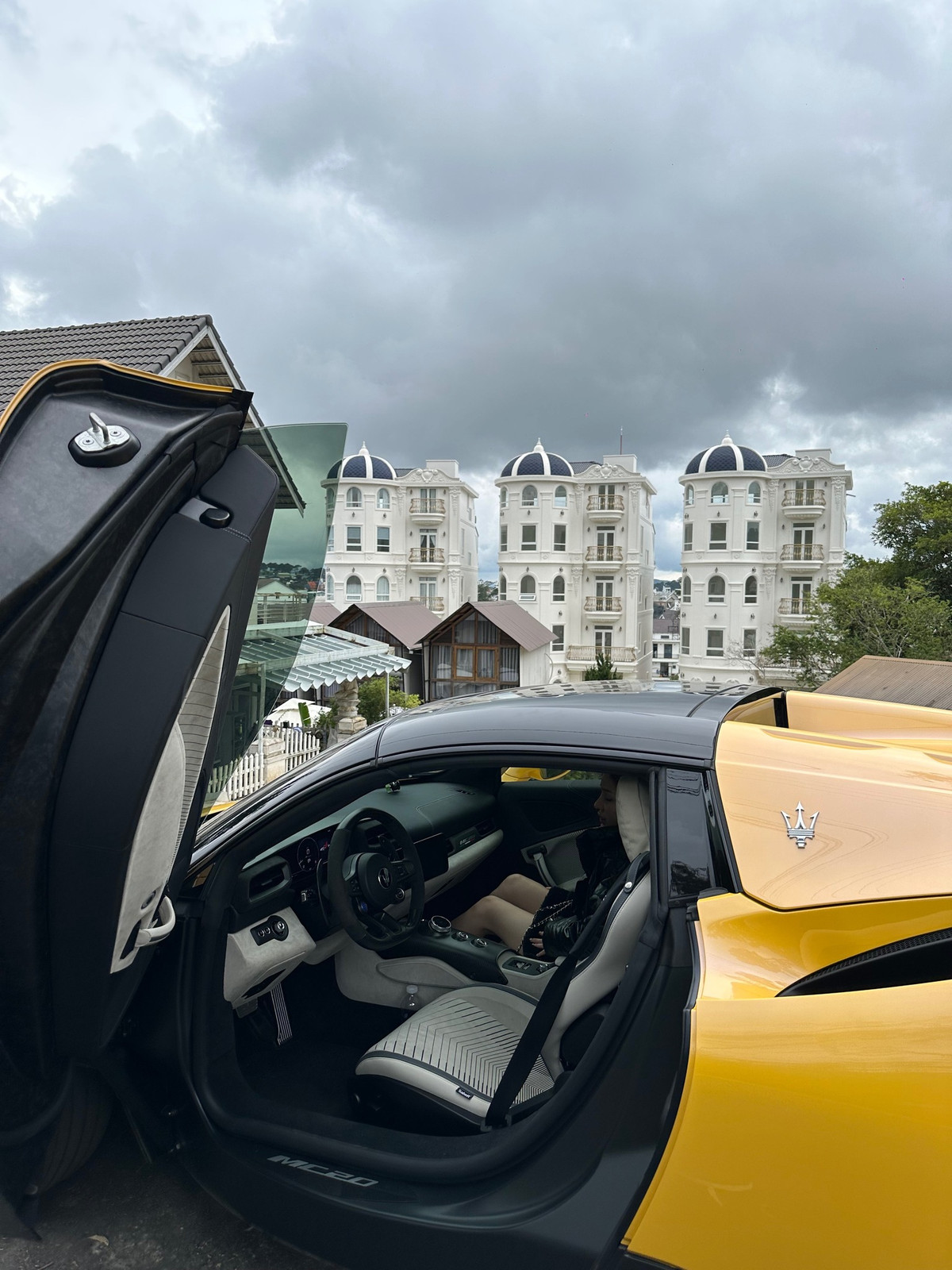 Một góc chụp khác nhìn về khách sạn, Ngân 98 khéo khoe siêu xe của mình.