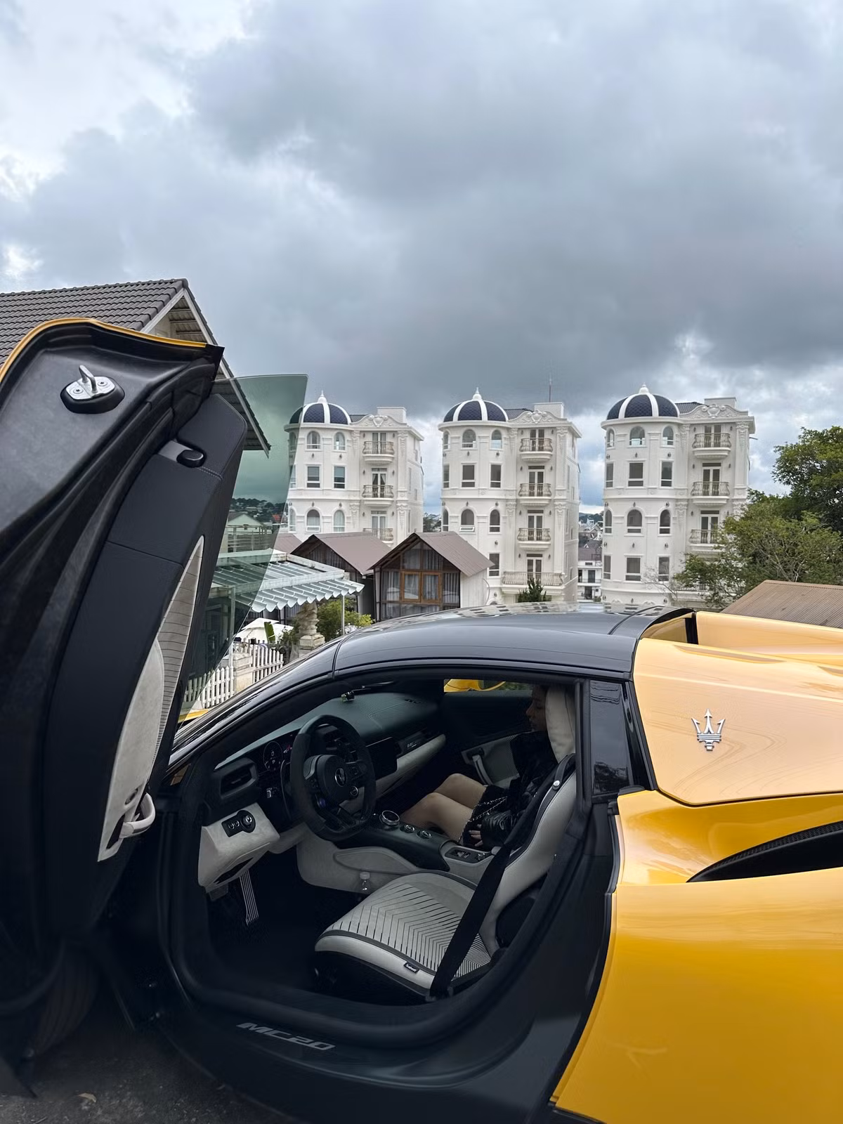 Một góc chụp khác nhìn về khách sạn, Ngân 98 khéo khoe siêu xe của mình.