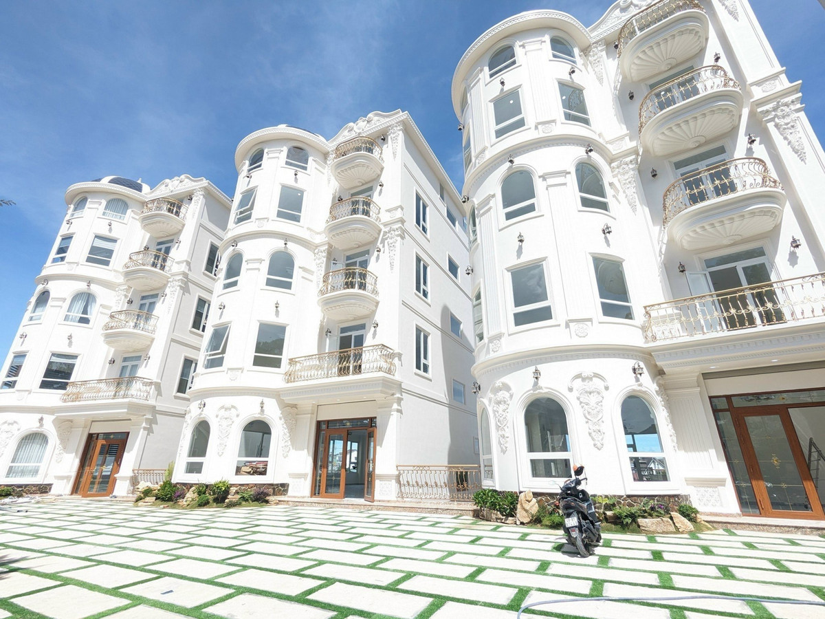 Nhìn tổng quan bên ngoài khách sạn 3 tầng. Có thể thấy 3 tòa nhà được xây dựng theo kiến trúc kiểu châu Âu, với tone trắng chủ đạo ở bên ngoài.