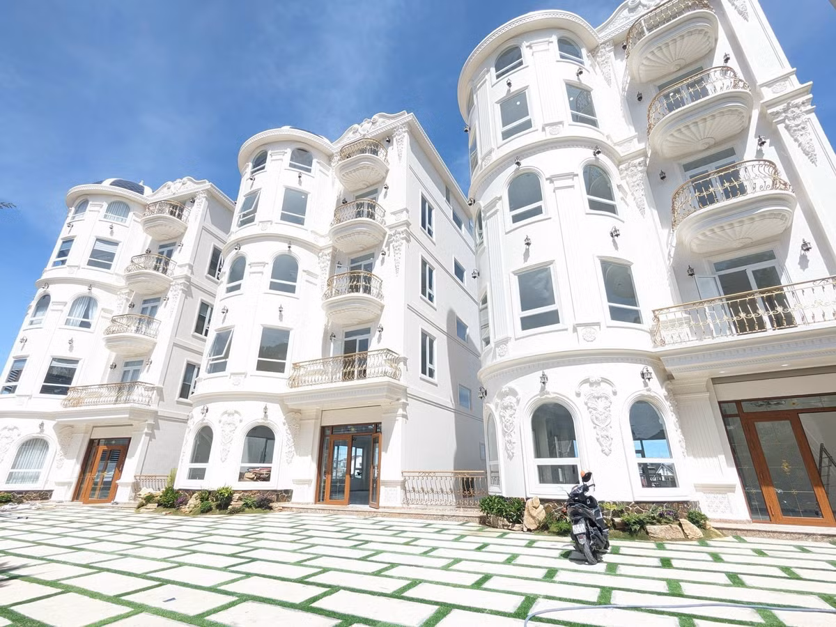 Nhìn tổng quan bên ngoài khách sạn 3 tầng. Có thể thấy 3 tòa nhà được xây dựng theo kiến trúc kiểu châu Âu, với tone trắng chủ đạo ở bên ngoài.