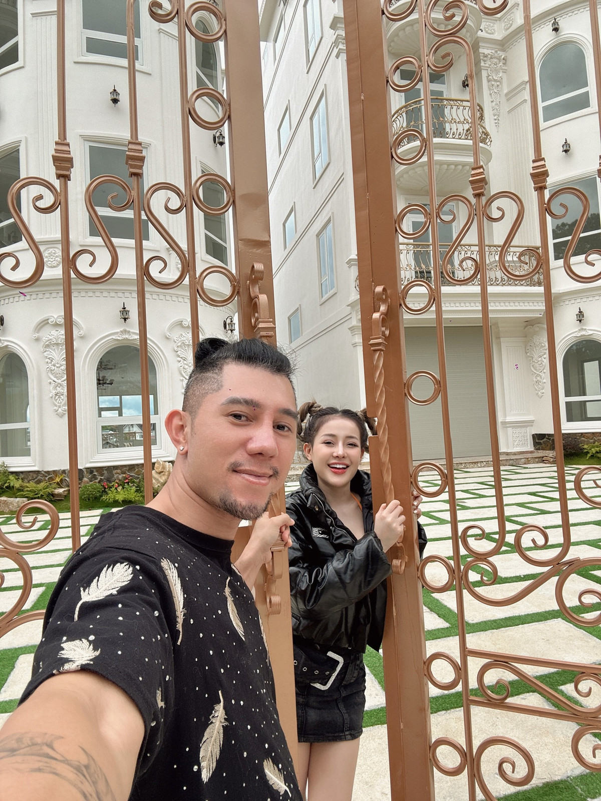 Ngân 98 và Lương Bằng Quang ở cổng khách sạn nói trên.