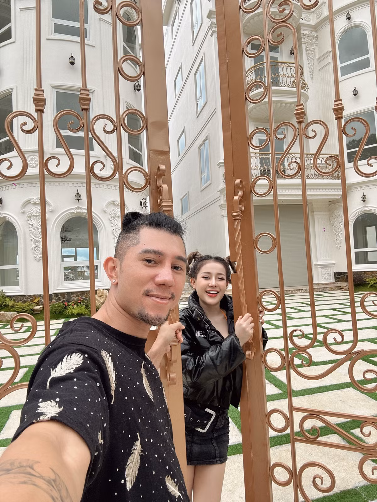 Ngân 98 và Lương Bằng Quang ở cổng khách sạn nói trên.