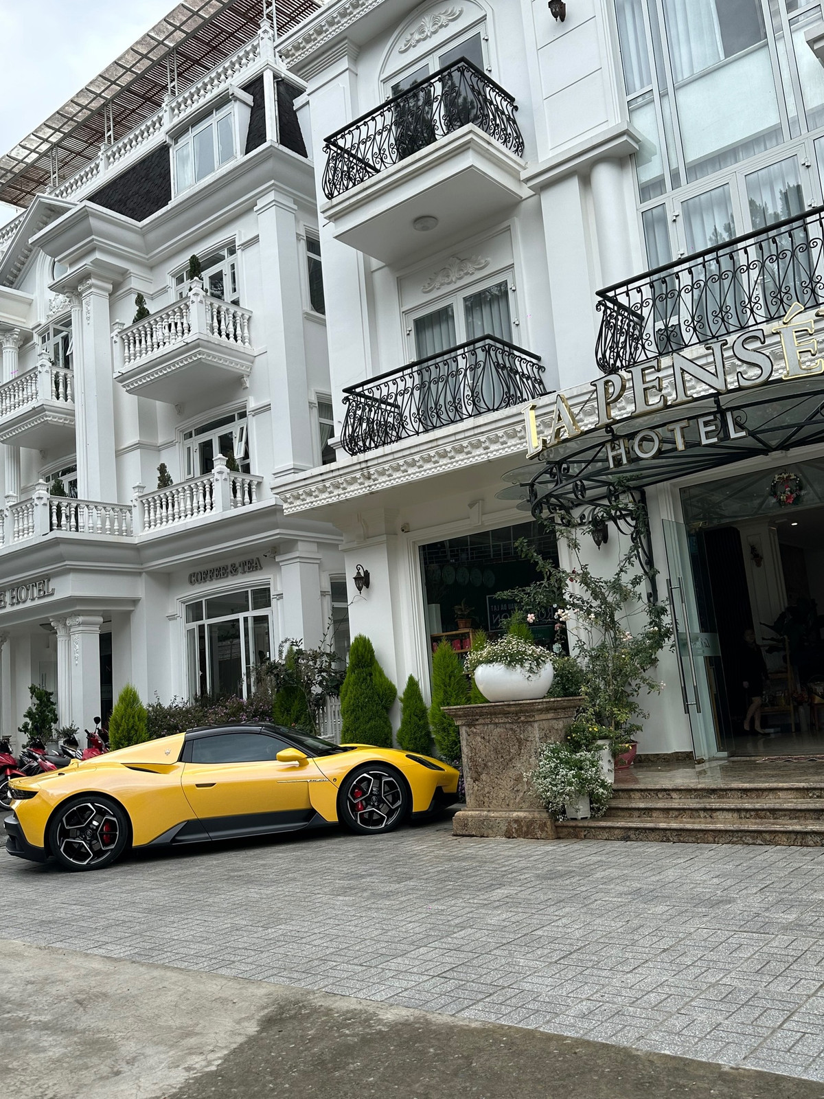 Nhiều người cũng đã chúc mừng Ngân 98 với lĩnh vực kinh doanh mới: "Chúc mừng chị nhé, sau bao cố gắng thì cũng có thành quả tuyệt vời rồi", "Bao giờ thì khai trương đấy ạ, nôn nóng quá đi".