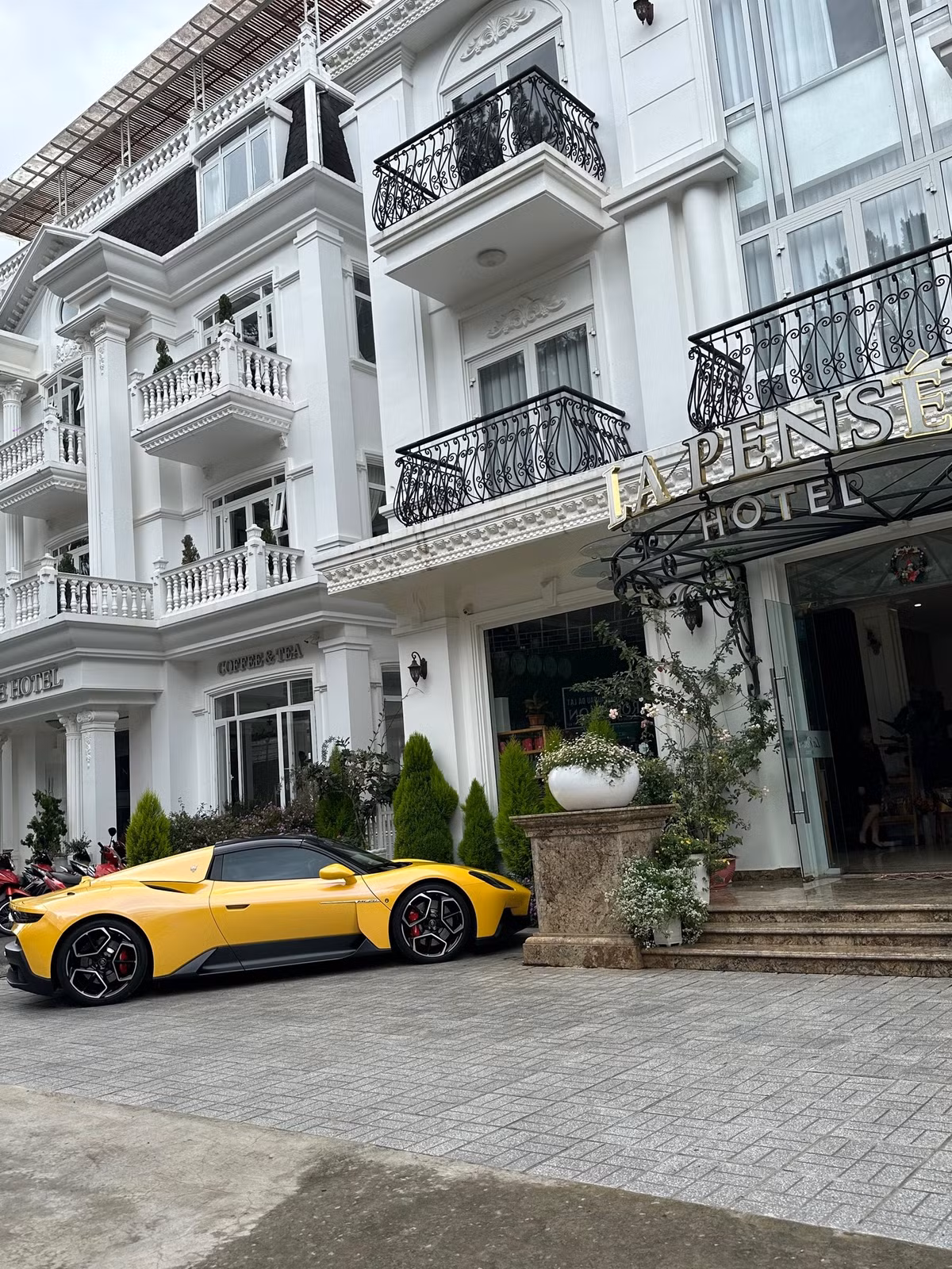 Nhiều người cũng đã chúc mừng Ngân 98 với lĩnh vực kinh doanh mới: "Chúc mừng chị nhé, sau bao cố gắng thì cũng có thành quả tuyệt vời rồi", "Bao giờ thì khai trương đấy ạ, nôn nóng quá đi".