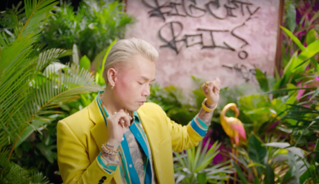 Cú comeback "chất lừ" của Binz thể hiện từ ca từ cho đến hình ảnh. Tất nhiên không thể thiếu gái xinh - một "đặc sản" trong các MV của chàng rapper này.