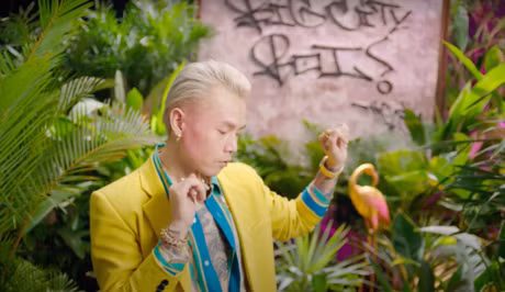 Cú comeback "chất lừ" của Binz thể hiện từ ca từ cho đến hình ảnh. Tất nhiên không thể thiếu gái xinh - một "đặc sản" trong các MV của chàng rapper này.