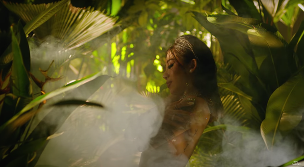 Trong MV này, khán giả tiếp tục được phen nóng bỏng mắt với hot girl sở hữu thân hình nóng bỏng có nickname Fifi, tên thật là Phi Phi.