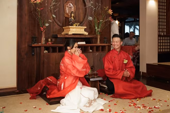 Đám cưới được tổ chức lễ Gia tiên ở Tịnh viên Maha Mangala, Đà Nẵng. Buổi lễ diễn ra với những nghi thức truyền thống kết hợp nhiều nét riêng đặc biệt, thể hiện văn hóa của gia đình, dòng tộc.