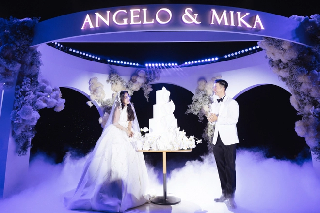 Cặp đôi hạnh phúc trong lễ cưới.