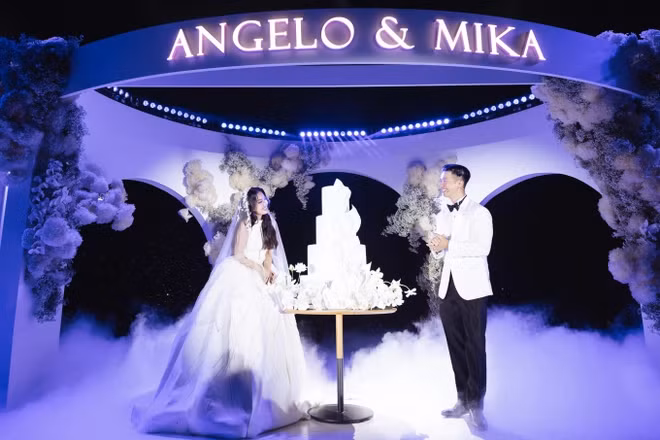 Cặp đôi hạnh phúc trong lễ cưới.