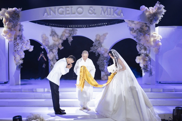 Thời khắc làm lễ để chính thức nên duyên vợ chồng của cặp đôi.