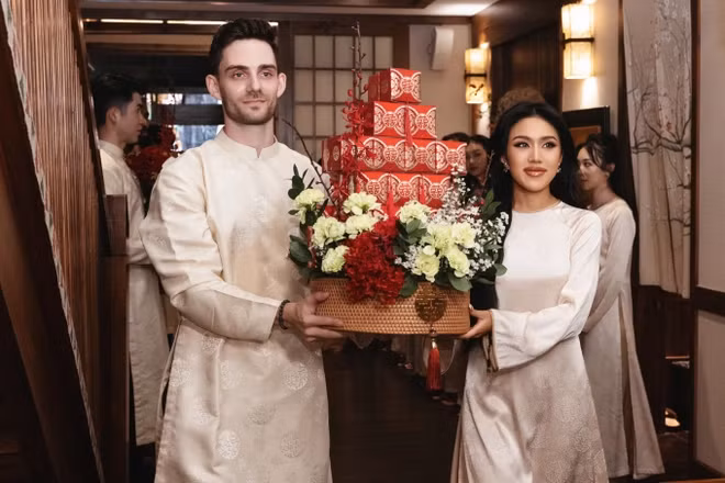 Được biết cặp đôi đã có 10 năm đồng hành bên nhau, là bạn học cùng Đại học ở Anh, sau đó học lên Thạc sĩ ở Úc.