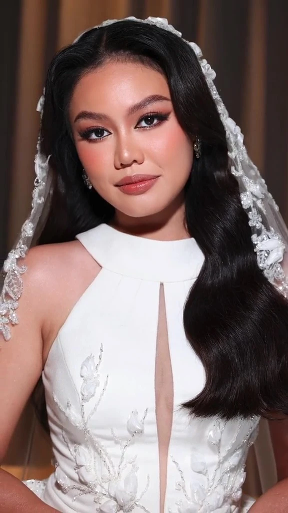 Cuối năm 2023, chú rể Angelo đã cầu hôn và nhận được cái gật đầu dịu dàng của cô dâu Mika. Cô dâu trong ngày trọng đại gây ấn tượng với vẻ ngoài xinh đẹp sắc sảo.