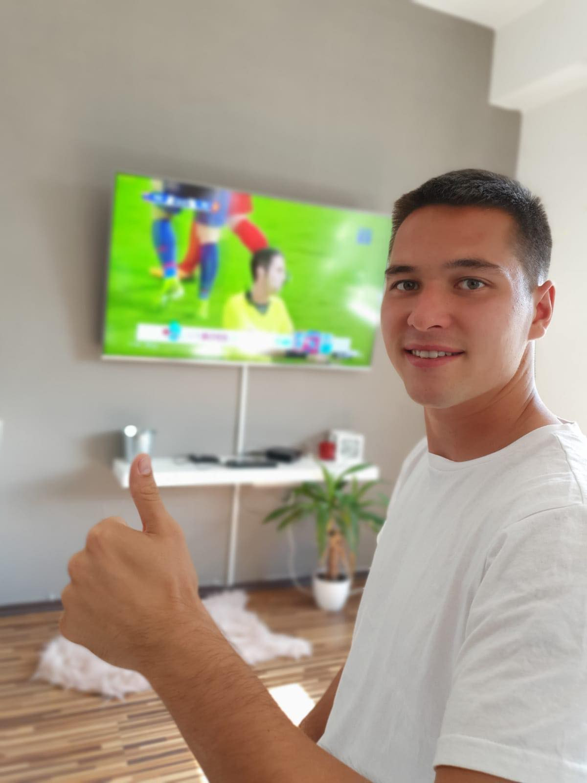 Trên trang fanpage, Filip Nguyễn thường xuyên đăng tải trạng thái, hình ảnh cổ vũ đội quân của HLV Park Hang-seo tại các giải đấu.