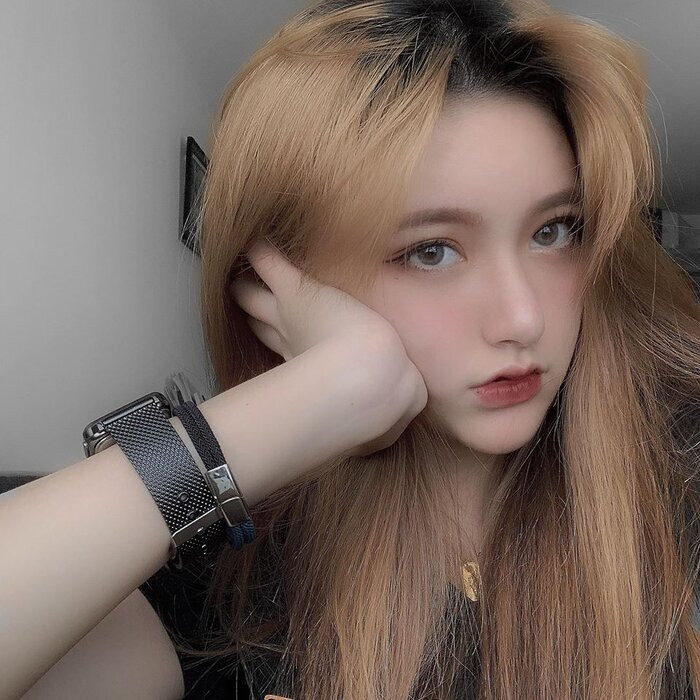 Phải nói là gương mặt của Mỹ Linh rất thu hút, đặc biệt là đôi mắt to cùng màu lens khá lạ. Nước da trắng, mũi cao, cằm nhọn lại càng khiến cô bạn trông giống hot girl lai Tây.