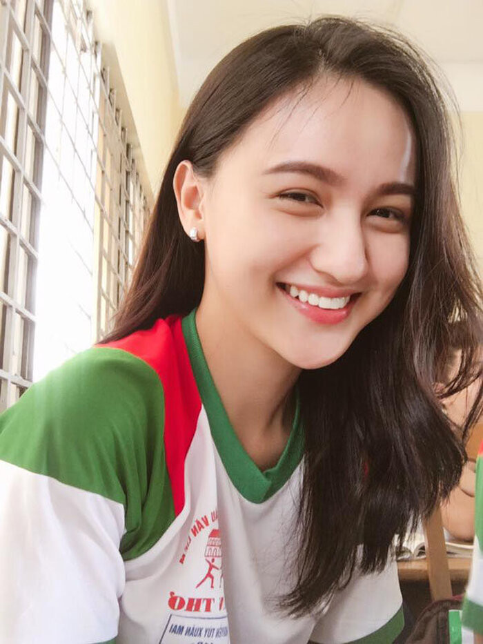 Mai Tây tên thật Nguyễn Tuý Xuân Mai là hot girl nổi tiếng trên MXH. Sở dĩ cô nàng được gọi với biệt danh trên vì gương mặt quá giống với con lai.