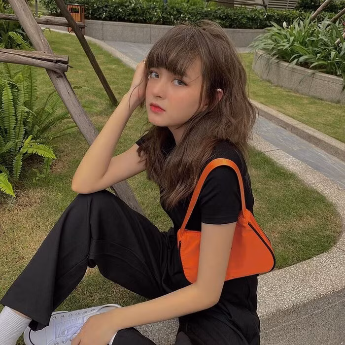 Mỹ Linh mới đây bị dính vào chuyện lùm xùm lộ tin nhắn nhạy cảm của Quang Hải. Tuy nhiên, cô nàng khẳng định mình không hề liên quan đến chàng cầu thủ.