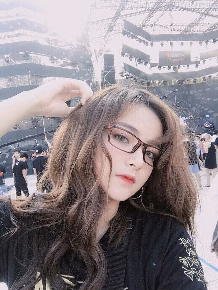 Dương Mỹ Linh - cô bạn sinh năm 1996 đến từ Thái Nguyên này bất ngờ được dân tình tìm kiếm rất nhiều khi tham gia 1 lễ hội EDM.