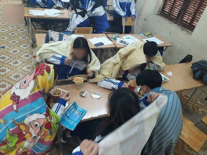 Quấn chăn đi học là "đặc sản" của học sinh miền Bắc mỗi khi mùa đông về.