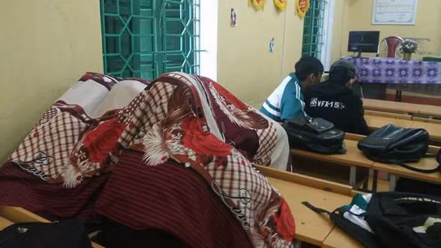 "Một chiếc chăn to cả bàn cùng đắp" là cách để gắn chặt tình cảm bạn bè ngày trời lạnh buốt.