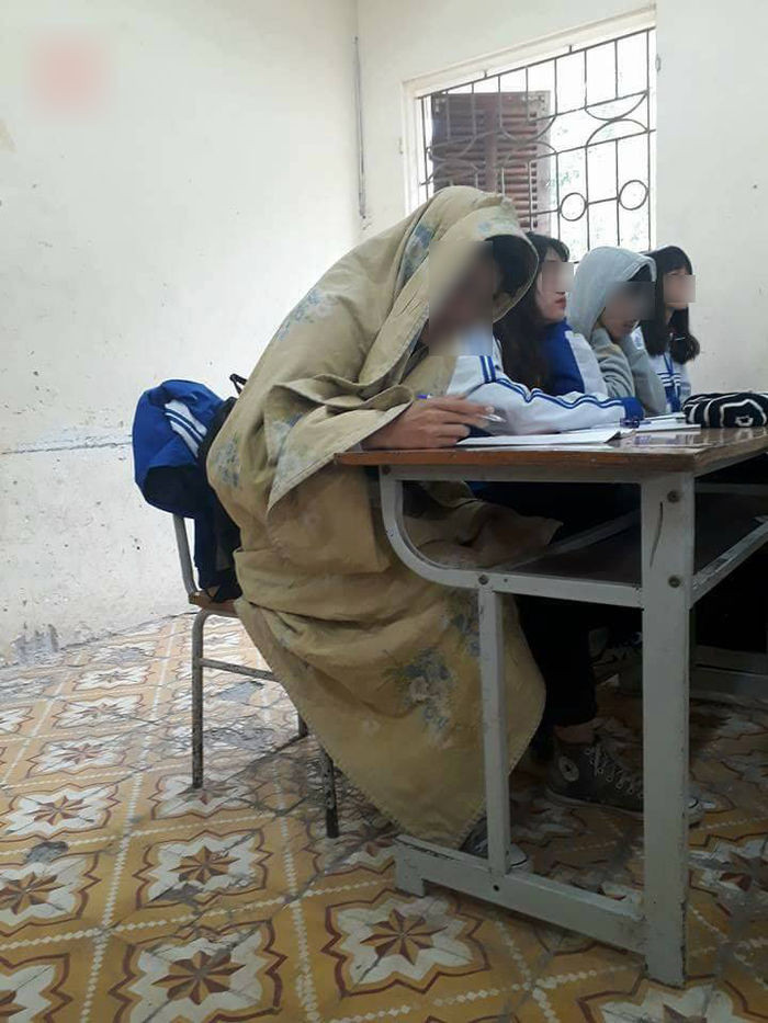 Nhìn những hình ảnh vô cùng ấm áp này, nhiều bạn học sinh phía nam hào hứng bình luận: "Ước một lần học sinh Sài Gòn cũng được mang chăn đi học như vậy giống các bạn. Trong này nóng quá trời đất".