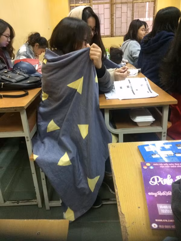 Không hổ danh là "nhất quỷ, nhì ma, thứ ba học trò", để vừa được ấm lại vẫn đi học đầy đủ, nhiều học sĩnh đã nghĩ ra cách mang chăn đi học trời lạnh.