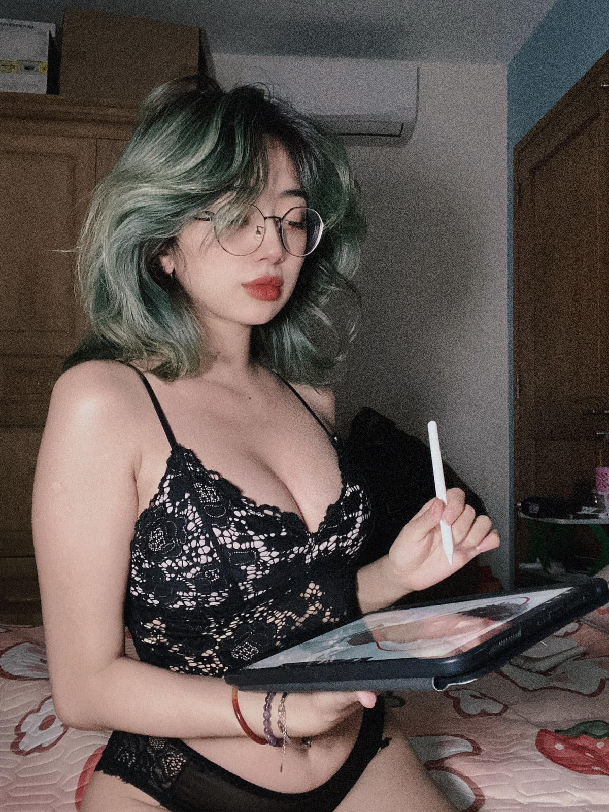 Dù gần đây không tham gia nhiều hoạt động quá nổi bật, tuy nhiên cô vẫn thu hút lượng lớn người theo dõi.