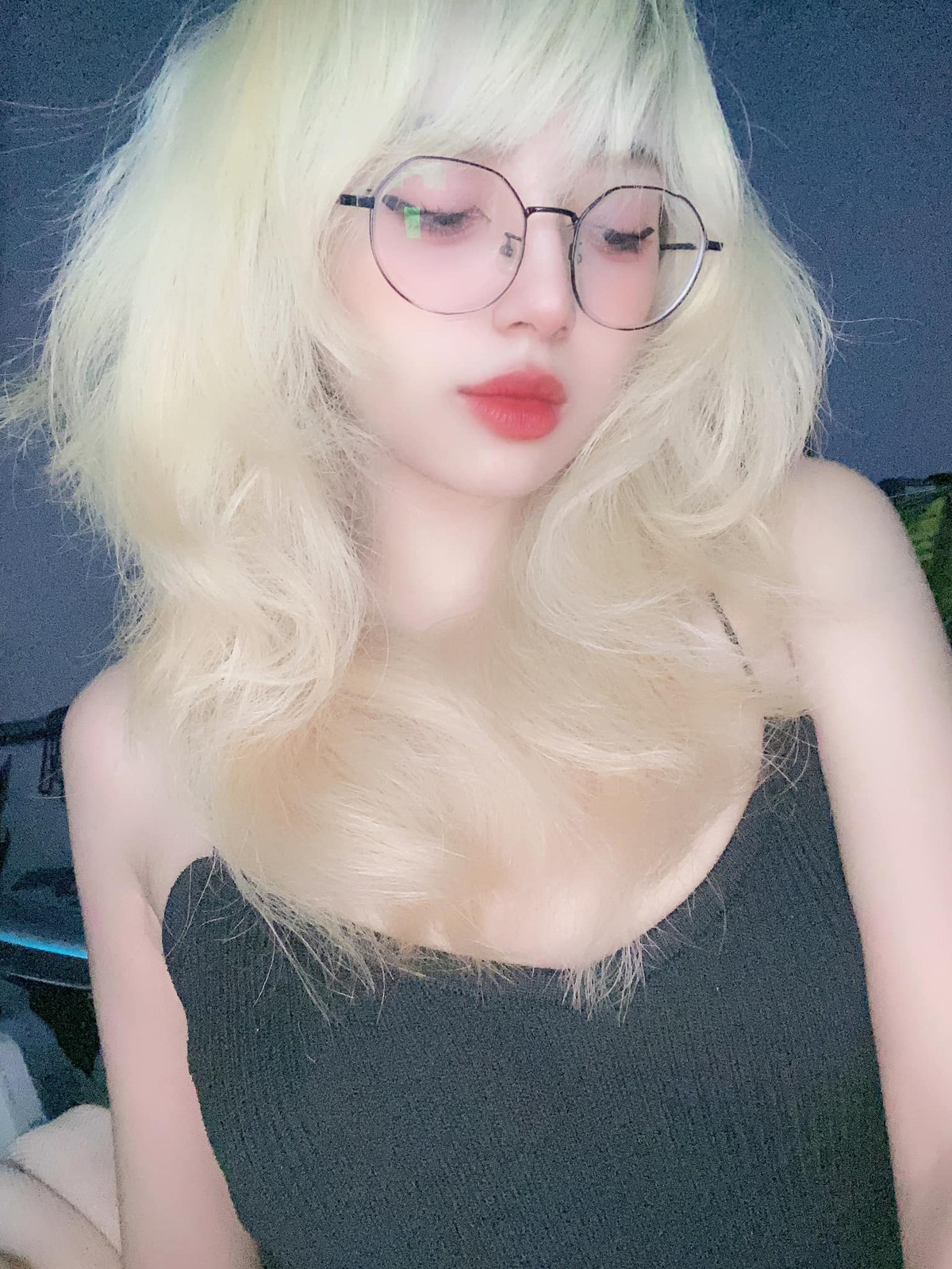 Tuy nhiên, việc theo đuổi phong cách gợi cảm cũng khiến cô nàng gặp phải một số rắc rối, ví dụ như việc ảnh của cô bị phát tán trên một số nền tảng kiếm tiền, thậm chí có người còn dùng ảnh cô để đăng tải những thông tin không đúng sự thật.