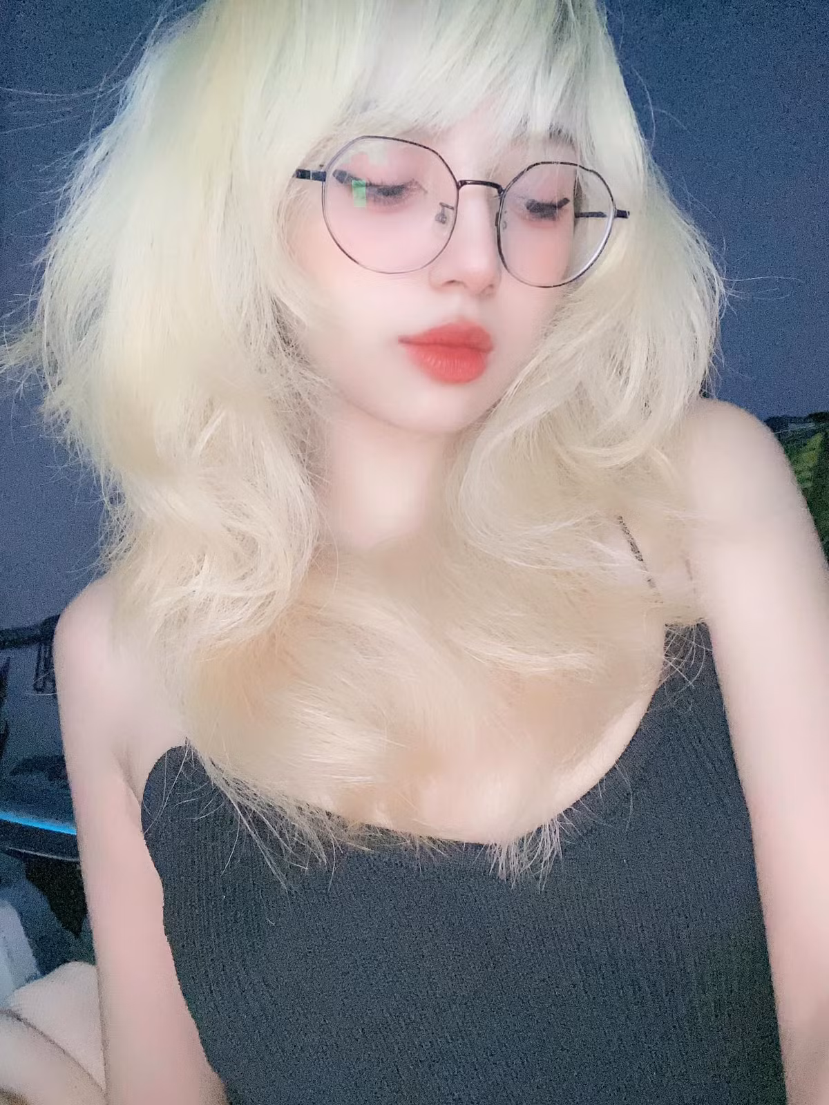 Tuy nhiên, việc theo đuổi phong cách gợi cảm cũng khiến cô nàng gặp phải một số rắc rối, ví dụ như việc ảnh của cô bị phát tán trên một số nền tảng kiếm tiền, thậm chí có người còn dùng ảnh cô để đăng tải những thông tin không đúng sự thật.