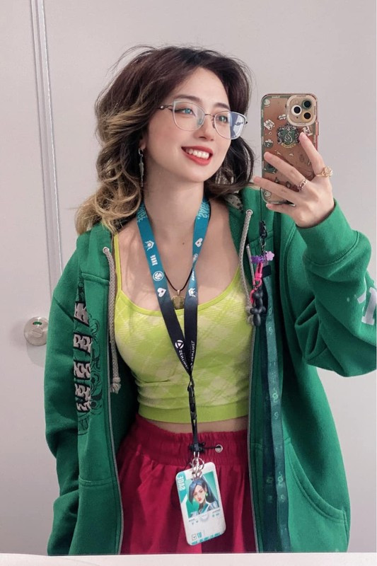 Thậm chí, thời điểm mới nổi, cô nàng được mệnh danh là "nữ thần" trong lòng người hâm mộ LMHT Việt Nam.