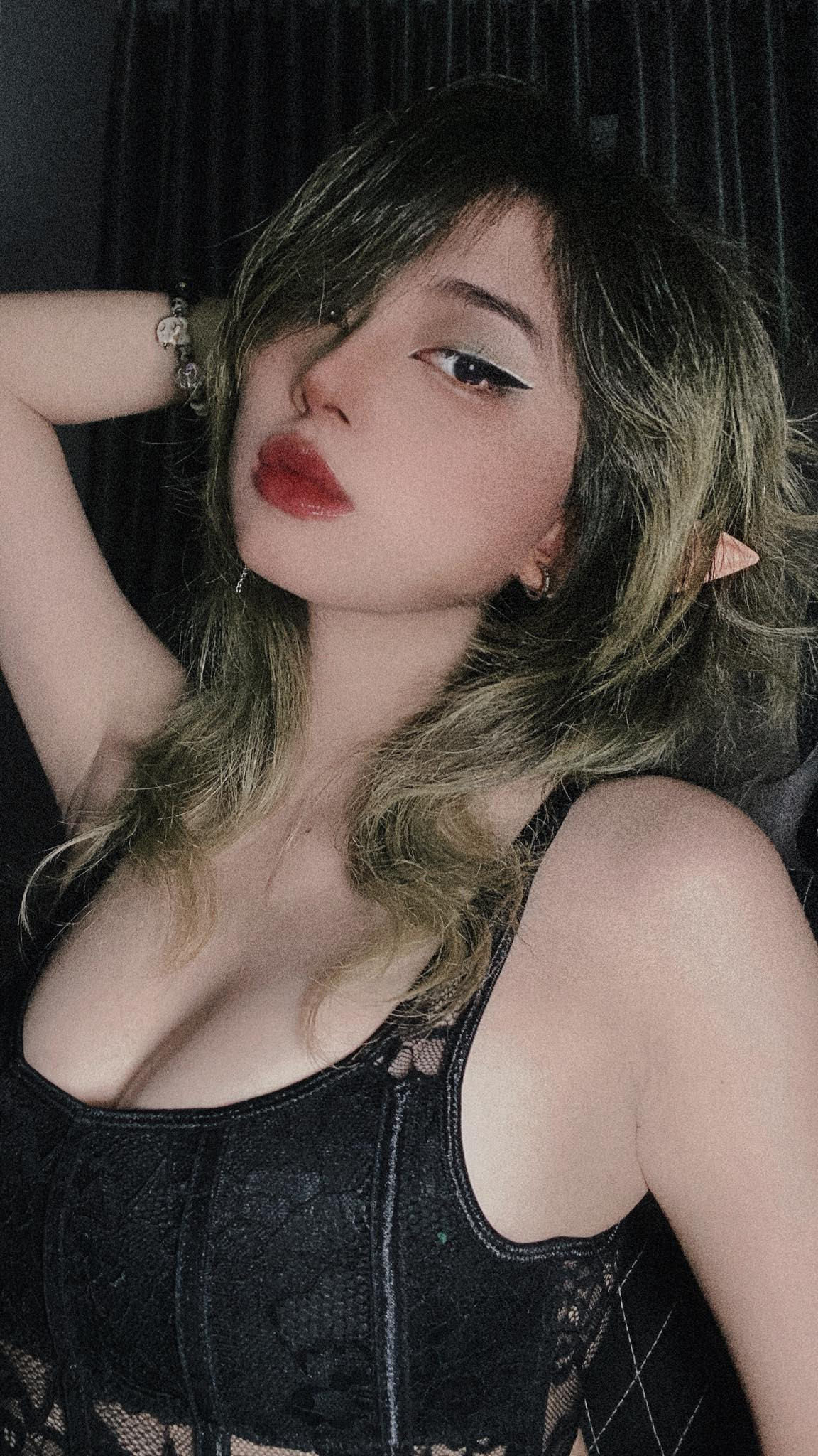 Được biết, cô nàng mang hai dòng máu Việt Nam và Ấn Độ với ánh mắt hút hồn.