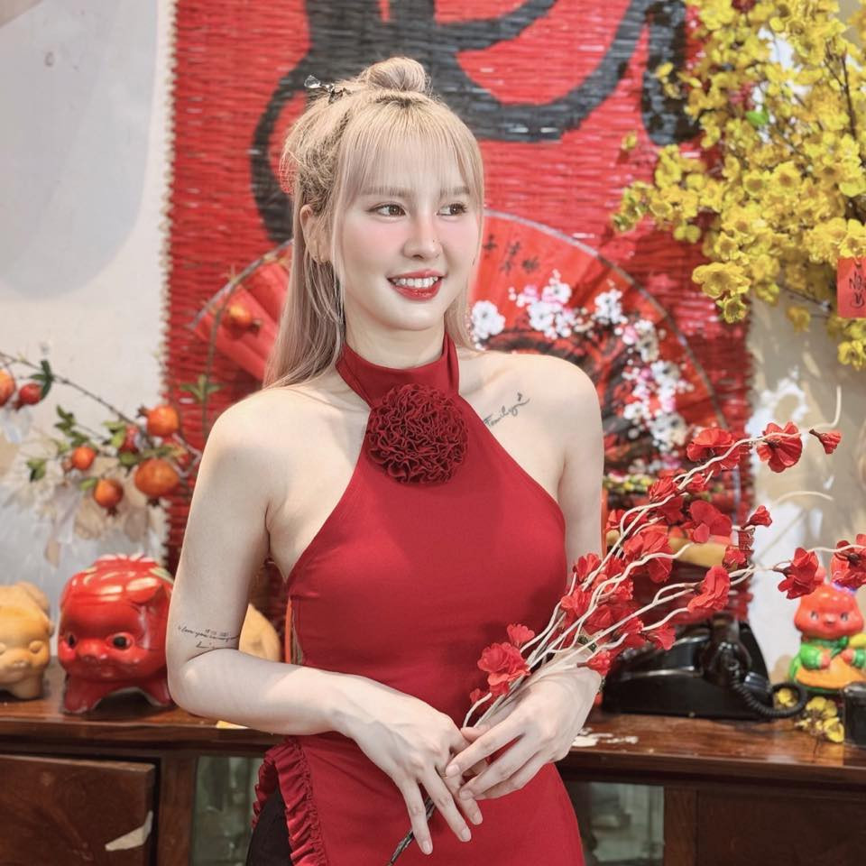 Sau thời gian đó, Ngân Sát Thủ được fan tinh ý nhận ra rằng cô rất khó khăn và suy sụp.