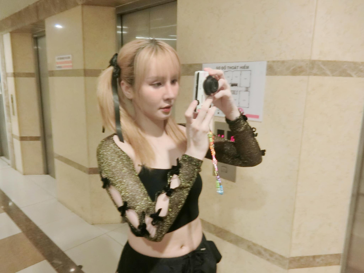 Gần đây, cô nàng thường xuyên cập nhật trang cá nhân với những hình ảnh năng động, phong cách ăn mặc trẻ trung.