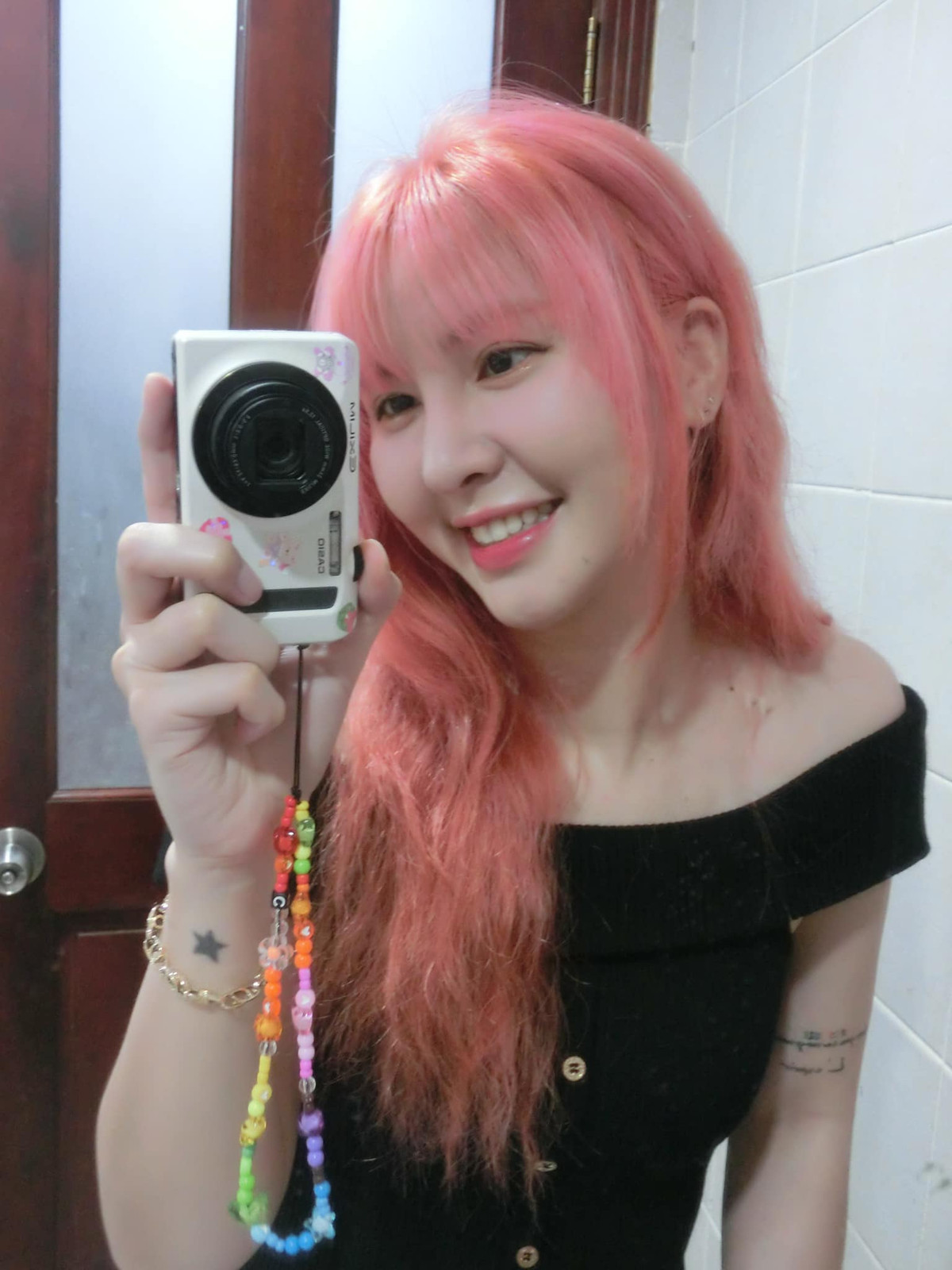 Nhiều người rất ủng hộ cô nàng trên con đường mới: "Rồi em sẽ lại tìm được 1 người phù hợp hơn thôi, cánh cửa này đóng lại thì sẽ có 1 cánh cửa khác mở ra".