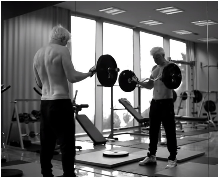 Anh cũng thường xuyên luyện tập để giữ được một thể hình săn chắc.