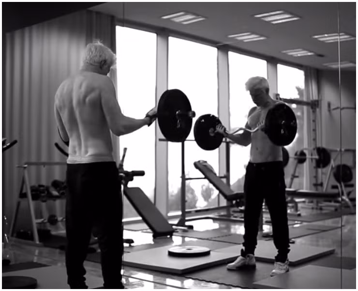 Anh cũng thường xuyên luyện tập để giữ được một thể hình săn chắc.