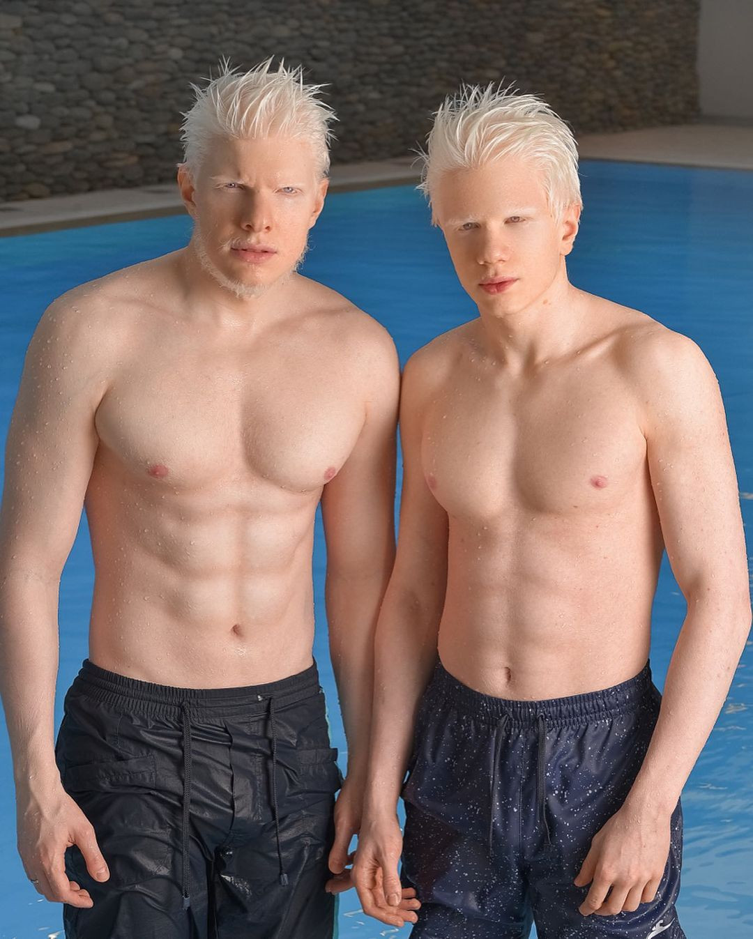 Anh cũng thường xuyên chia sẻ những khoảnh khắc chụp cùng với người anh em ruột của mình trên trang cá nhân.