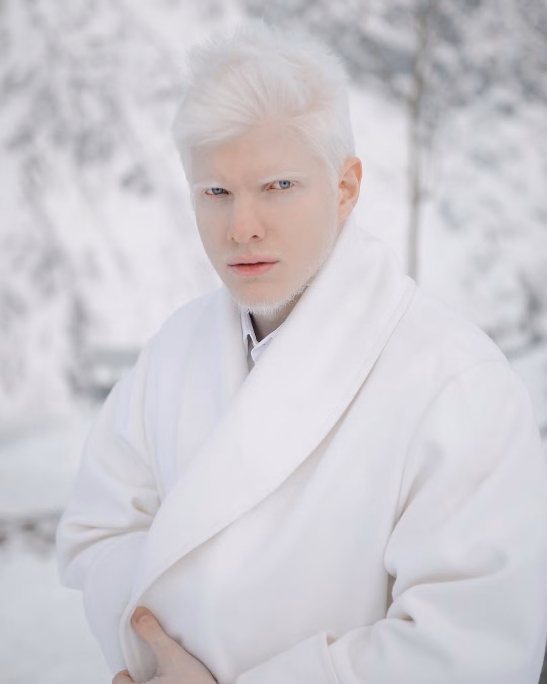 Nhiều người đã phải trầm trồ trước vẻ ngoài của anh, cho rằng anh có vẻ đẹp như tượng tạc, thậm chí giống với vẻ đẹp kỳ vĩ của những vị thần Hy Lạp.