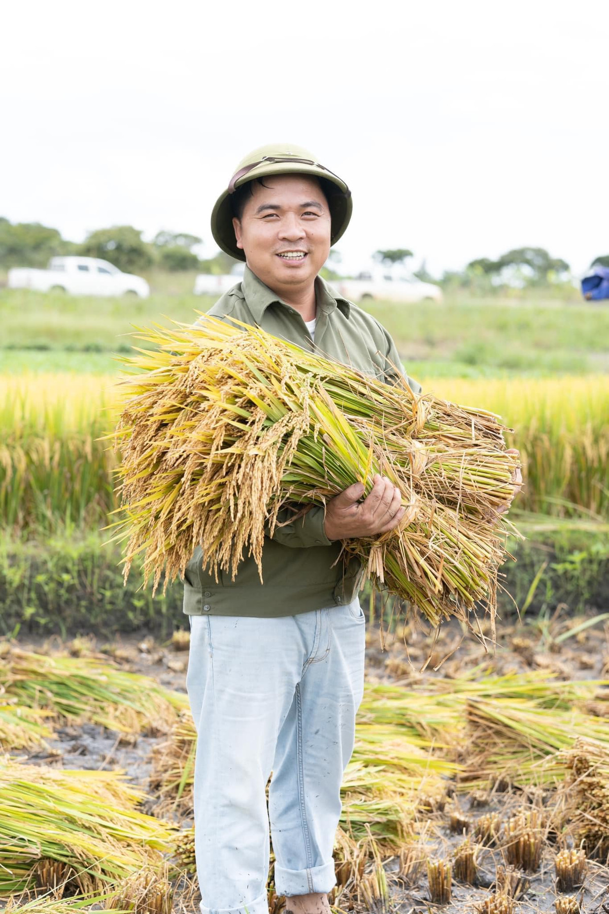 Trước đó, video Quang Linh chặt mía ngay tại ruộng, cạo vỏ và ép nước mía cho người dân Angola uống thử cũng từng thu hút rất nhiều sự chú ý. Máy ép mía được Quang Linh vận chuyển trực tiếp từ Việt Nam qua.