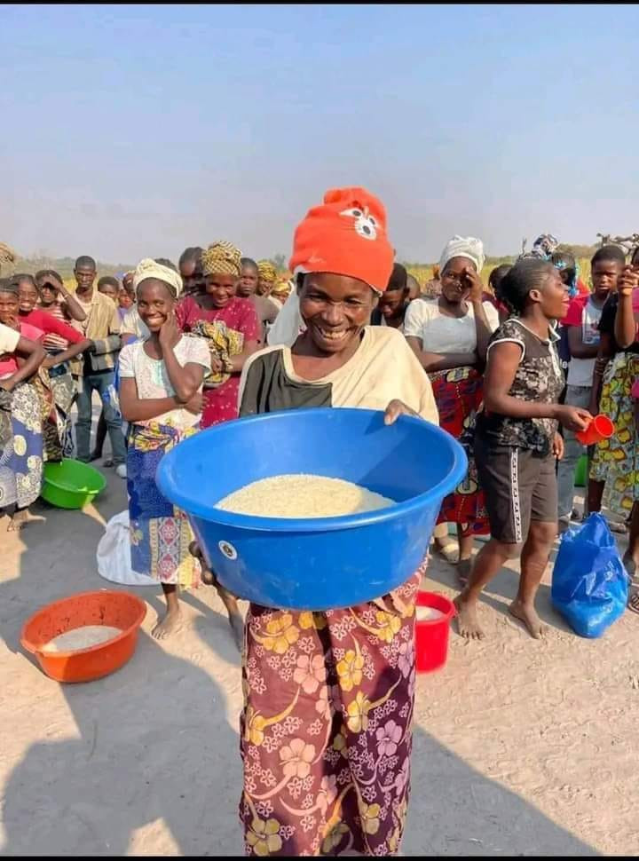 Nụ cười hạnh phúc của người dân Angola khi được chia những hạt gạo được trồng trên đất mình.