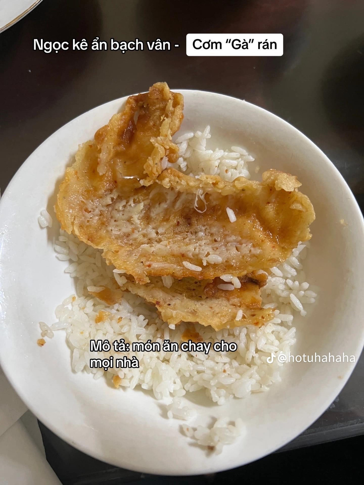 Nếu không nhìn kỹ sẽ tưởng miếng màu vàng ở trên là gà rán thật chứ không phải là cháy của cơm.