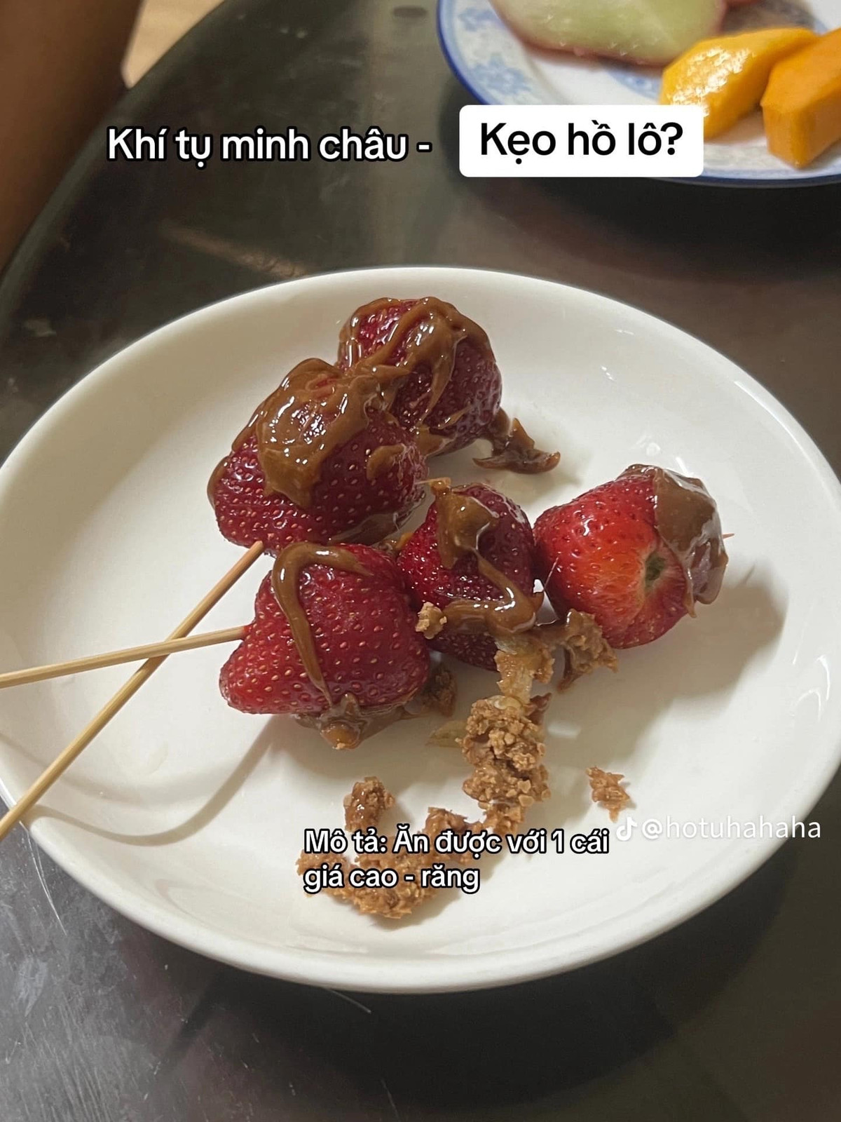 Món hoa quả bọc sô cô la hot hít qua tay của cô em gái này lạ quá.