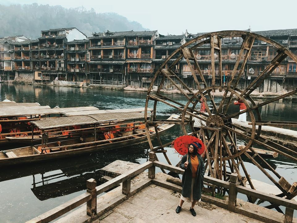 Ở tuổi 25, Nguyễn Thùy Trang tự hào với hành trình "600 ngày lang bạt" khắp 40 tỉnh thành Việt Nam, đi gần 10 nước khu vực Đông Á và Đông Nam Á. Không dư dả tiền bạc, Trang vừa làm nhiều công việc, có khi tiết kiệm cả tháng mới đủ cho một chuyến đi xa.