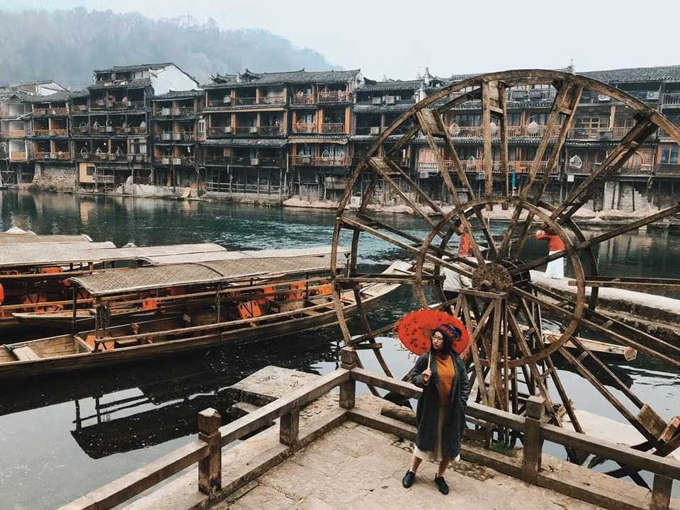 Ở tuổi 25, Nguyễn Thùy Trang tự hào với hành trình "600 ngày lang bạt" khắp 40 tỉnh thành Việt Nam, đi gần 10 nước khu vực Đông Á và Đông Nam Á. Không dư dả tiền bạc, Trang vừa làm nhiều công việc, có khi tiết kiệm cả tháng mới đủ cho một chuyến đi xa.