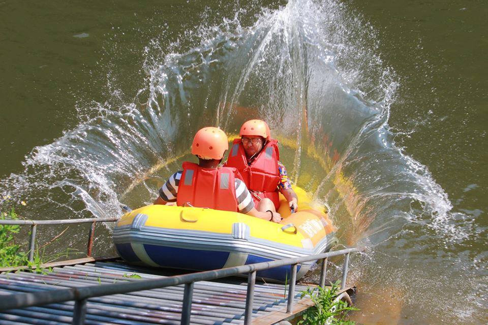 Để có chuyến đi thuận lợi, Trang đặt vé sớm. Không phải người dư dả nên tiền cho từng chặng được Trang để dành từ trước. Cô liên tục làm việc qua mạng, làm freelance trong lúc đi nên vẫn có khoản thu nhập thêm.