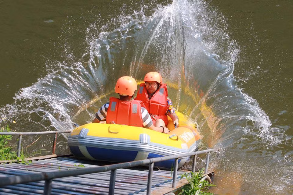 Để có chuyến đi thuận lợi, Trang đặt vé sớm. Không phải người dư dả nên tiền cho từng chặng được Trang để dành từ trước. Cô liên tục làm việc qua mạng, làm freelance trong lúc đi nên vẫn có khoản thu nhập thêm.