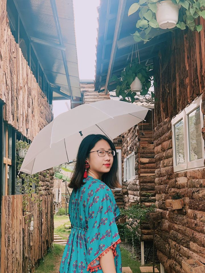 Khi mới bắt đầu, 9X đã nài nỉ bạn bè thân thiết đi chung nhưng không có ai đủ khả năng về thời gian, sức khỏe, tài chính để đi dài ngày như vậy. Do đó, ban đầu Trang du lịch một mình là vì không có ai đi cùng.