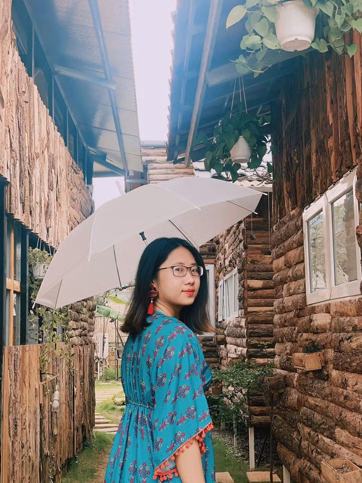 Khi mới bắt đầu, 9X đã nài nỉ bạn bè thân thiết đi chung nhưng không có ai đủ khả năng về thời gian, sức khỏe, tài chính để đi dài ngày như vậy. Do đó, ban đầu Trang du lịch một mình là vì không có ai đi cùng.