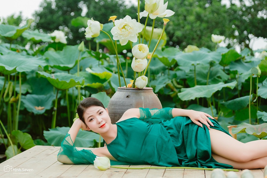 Sở hữu vẻ đẹp xinh xắn và nhẹ nhàng, đôi mắt hút hồn cùng nụ cười trong trẻo, nàng hoa khôi khiến người đối diện không thể rời mắt.