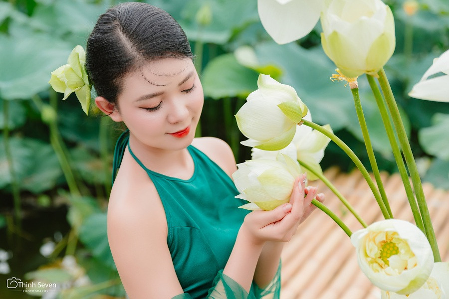 Được biết, bộ ảnh này được thực hiện ở đầm sen Tam Hưng - Thanh Oai - Hà Nội.